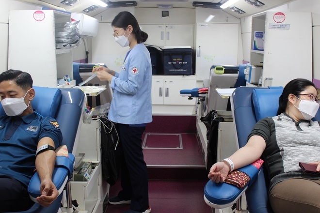 경남경찰청 직원들이 헌혈에 동참하고 있다.(사진제공=경남경찰청)