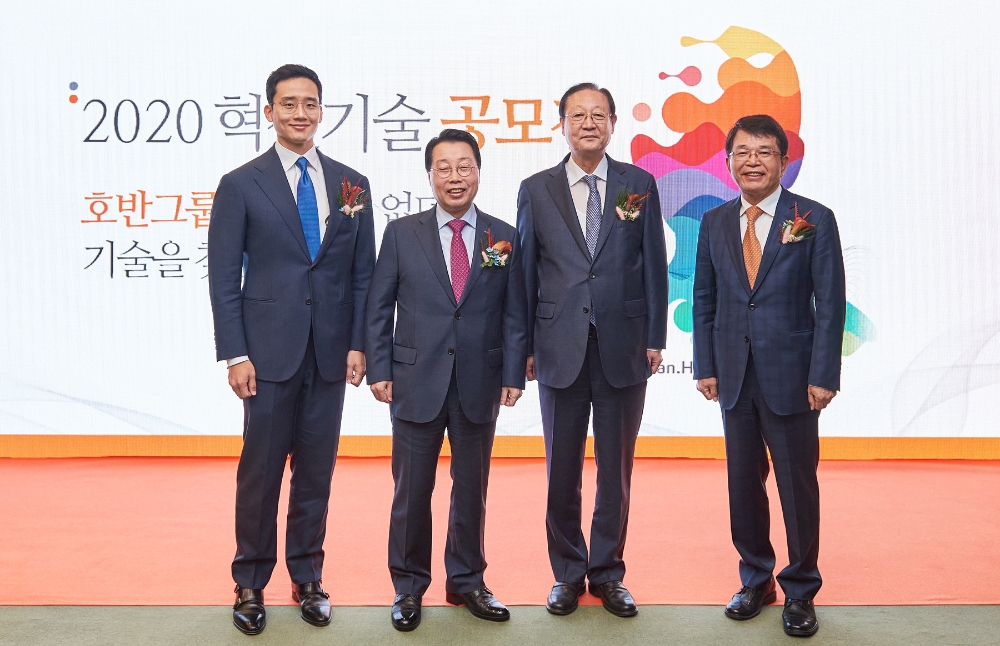 (오른쪽부터)한국무역협회 한진현 부회장, 동반성장위원회 권기홍 위원장, 호반그룹 최승남 부회장이 ‘2020 혁신기술 공모전’에서 기념촬영을 하는 모습.(사진=호반건설)