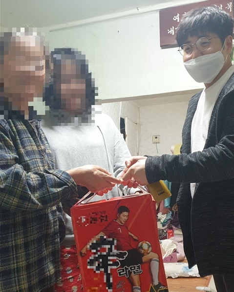 보호관찰관이 10월 29일 보호관찰 청소년의 가정을 직접 방문해 라면 등 식료품을 전달하고 있다.(사진제공=구미준법지원센터)