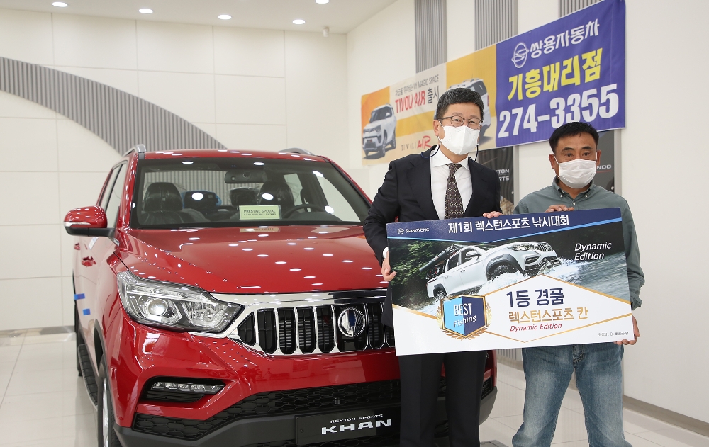 이번 대회 우승자 최태하씨(사진 오른쪽)와 쌍용자동차 최우림 중부지역본부장이 포즈를 취하고 있다.(사진=쌍용자동차)