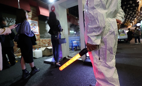 30일 오후 서울 용산구 이태원 거리 입구에 설치된 신종 코로나바이러스 감염증(코로나19) 방역 게이트를 시민들이 통과하고 있다. 사진=연합뉴스