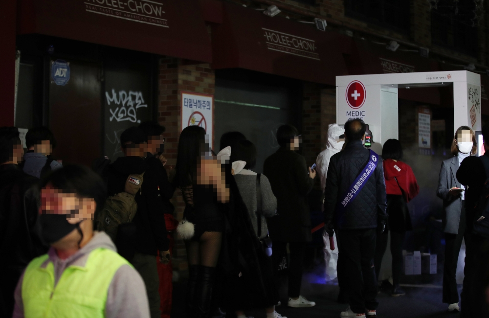 핼러윈 데이인 31일 서울 용산구 이태원 거리에 설치된 신종 코로나바이러스 감염증(코로나19) 방역 게이트를 시민들이 통과하고 있다.(사진=연합뉴스)