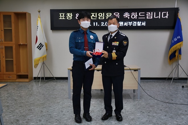 이태규 서장이 11월 2일 창원서부서 3분기 베스트 지역경찰관 인증패 수여식을 갖고 의창파출소 김남현 순경과 기념촬영.(사진제공=창원서부경찰서)