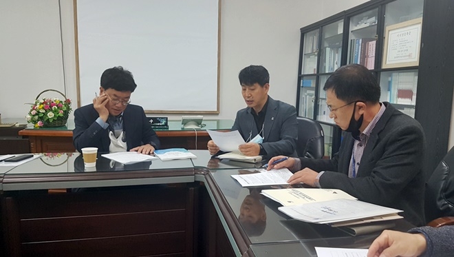 서범수의원이 울산시 울산농수산뭉도매시장 건립추진단으로부터 업무보고를 받고 있다.(사진제공=서범수의원실)