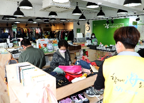 수협은행은 지난 31일, 아름다운 가게 안국점에서 ‘Sh수협은행과 함께 하는 아름다운 토요일’ 행사를 개최하고 임직원 기증품 2만 5천여 점을 직접 판매했다. 사진=Sh수협은행