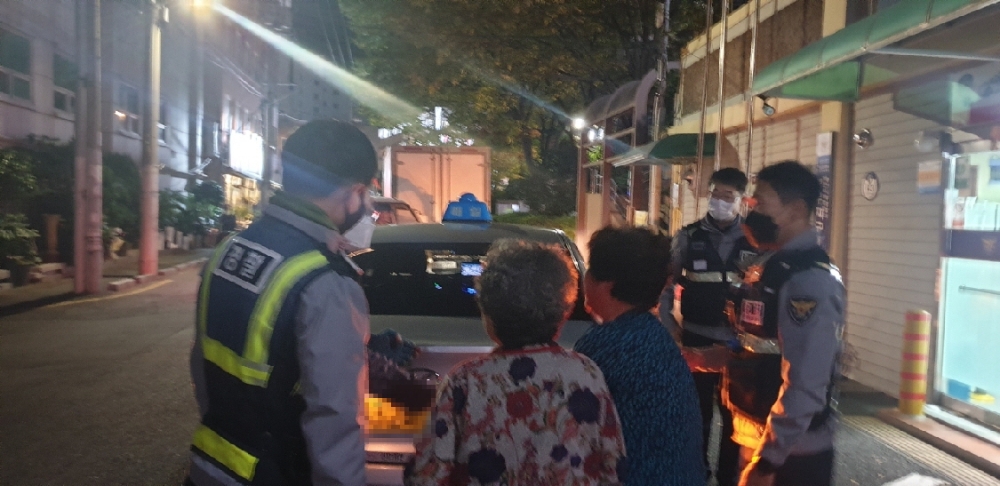 택시에 두고 내린 자녀들의 소중한 선물을 다시 찾게 해준 경찰.(사진제공=부산경찰청)