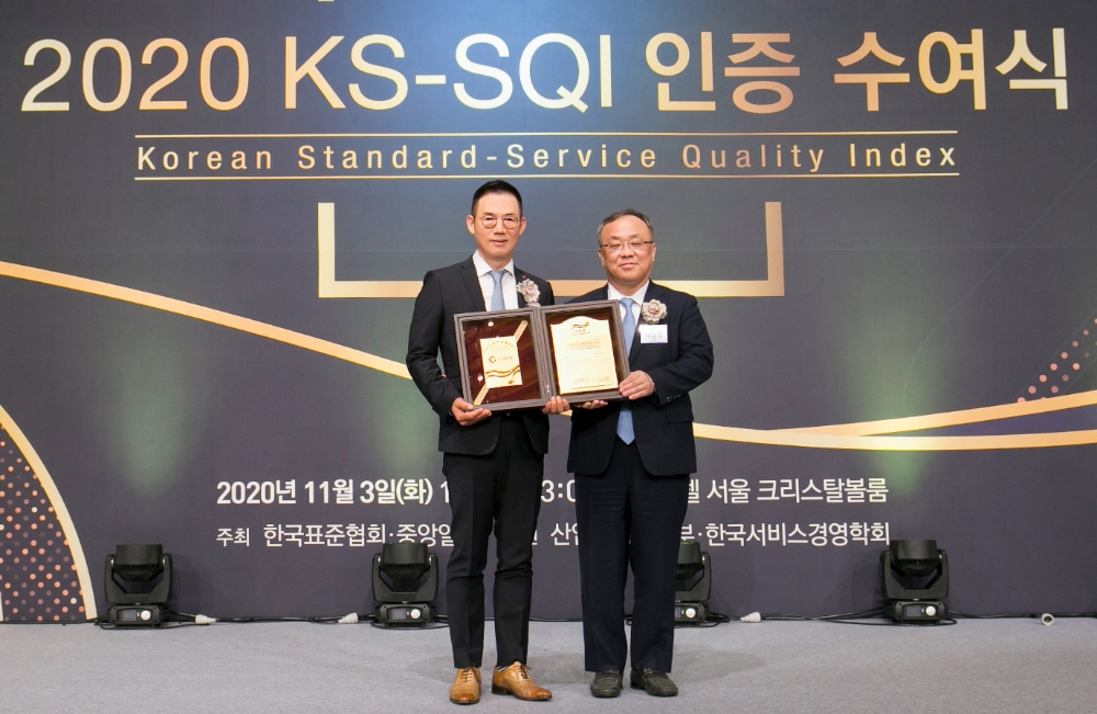 롯데렌탈 김현수 사장(좌측), 한국표준협회 이상진 회장(우측)