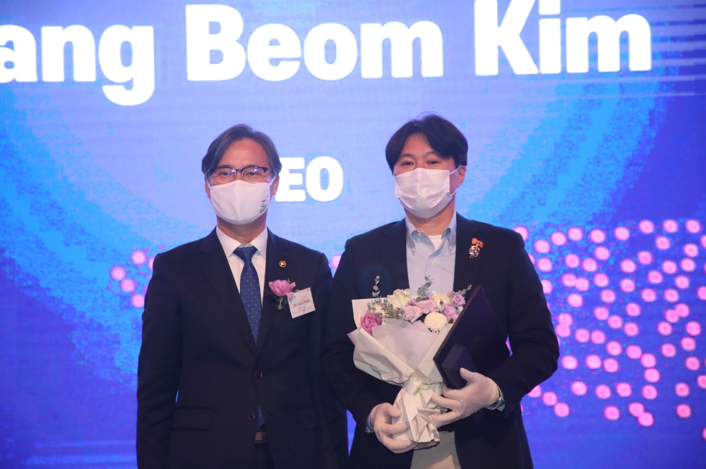 엔카닷컴 김상범 대표(우)와 산업통상자원부 박진규 차관.(사진=엔카닷컴)