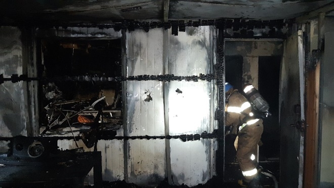 11월 4일 오후 11시 50분경에 발생한 해운대구 우동 한 게스트하우스 옥상 목재데크 및 창고화재.(사진제공=부산소방재난본부)