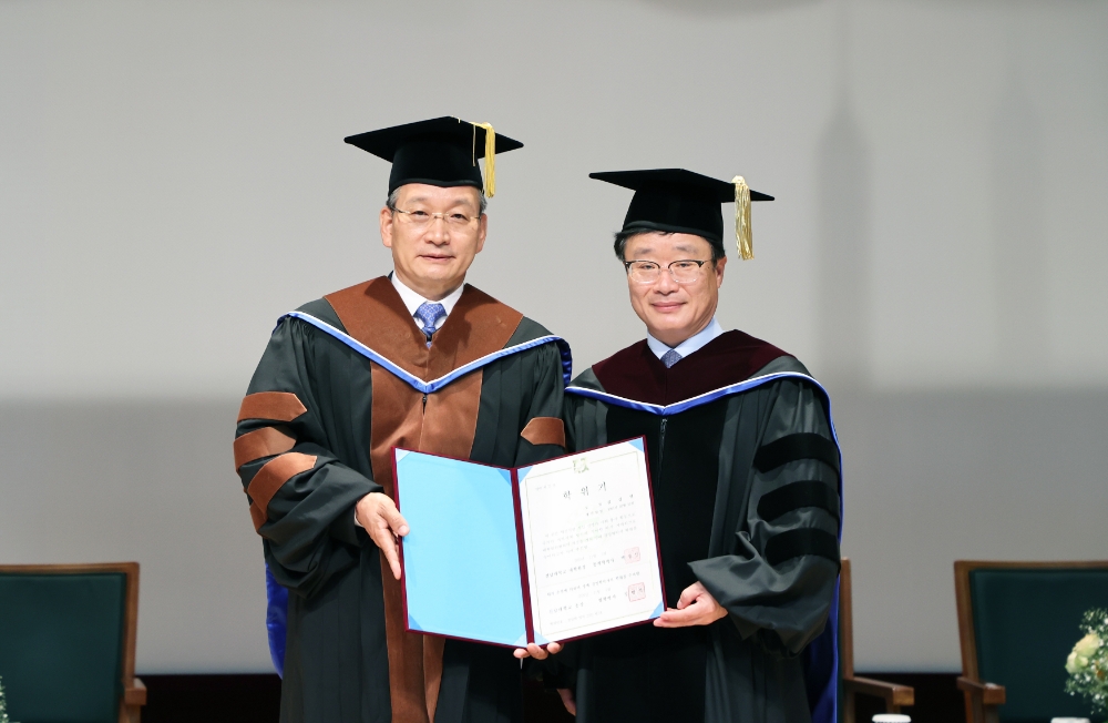 (왼쪽부터)김상열 호반그룹 회장, 정병석 전남대학교 총장.(사진=호반건설)