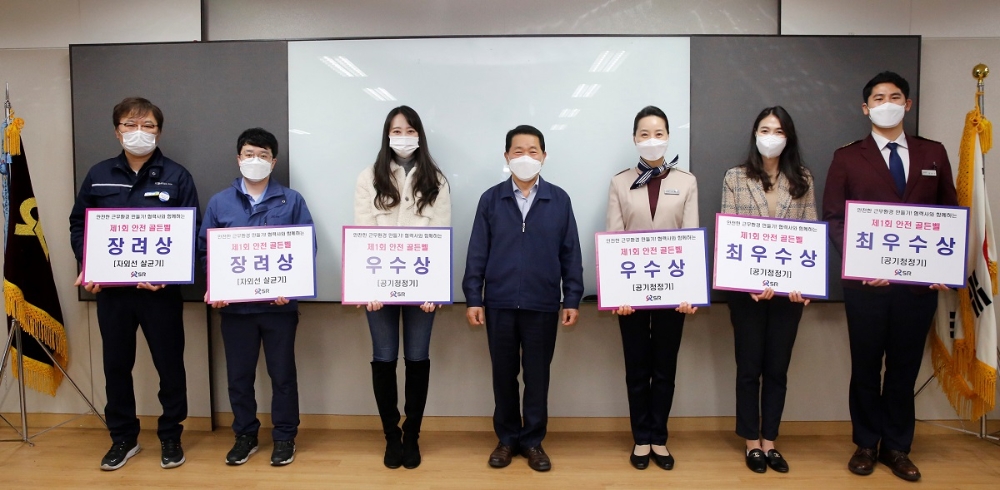 SR(대표이사 권태명·사진 가운데)은 6일 SR 본사에서 협력사 합동 안전골든벨 시상식을 개최하고 성적우수자 6명에게 상장과 부상을 수여했다.(사진=SR)