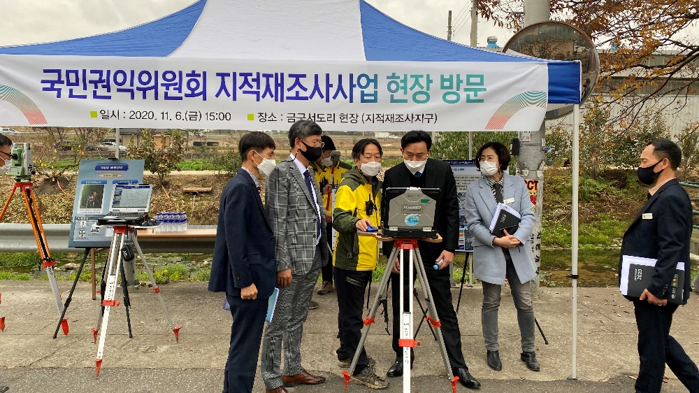 LX는 국민권익위와 함께 ‘맞춤형 이동신문고’를 지적재조사지구인 금구서도지구(김제시 금구면 서도리 일원)에서 열고 사업지구 설명과 현장방문, 주민 의견청취 등을 진행한다고 밝혔다.(사진=LX)