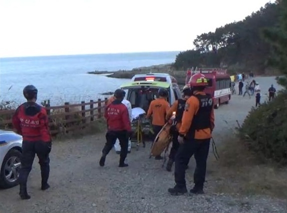 요구조자를 병원으로 이송하고 있다.(사진제공=부산소방재난본부)