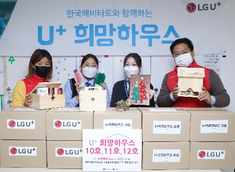 LG유플러스 직원이 주거환경 개선 봉사가 완료된 10호 U+희망하우스 재한몽골학교 여자기숙사에서 임직원 참여로 직접 제작한 인테리어 소품을 학생들에게 전달하는 모습. 사진=LD휴플러스