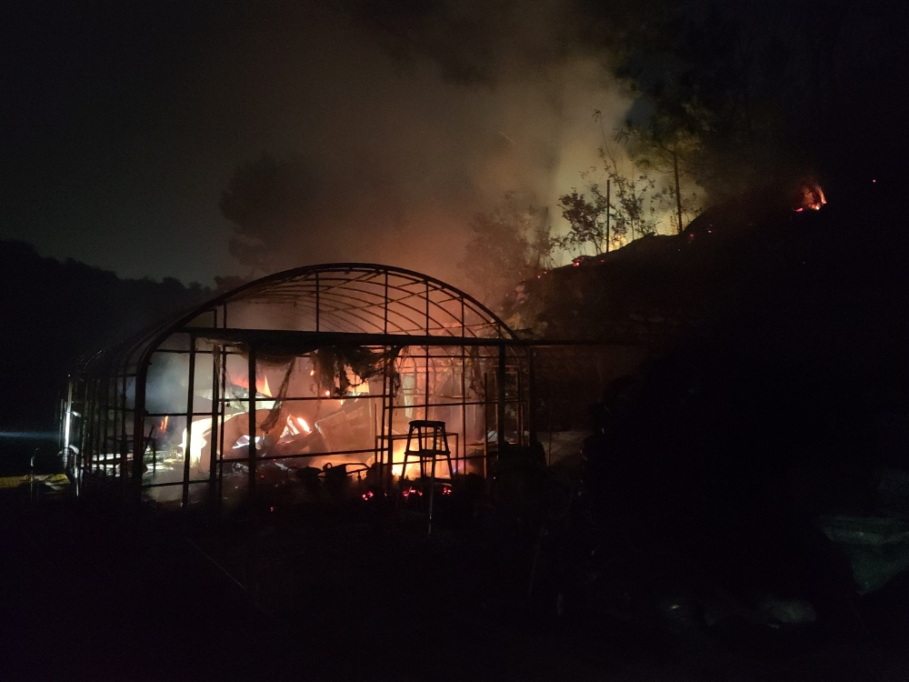 9일 오후 8시 21분경 울산 북구 상안동 한 비닐하우스 화재현장.(사진제공=울산소방본부)