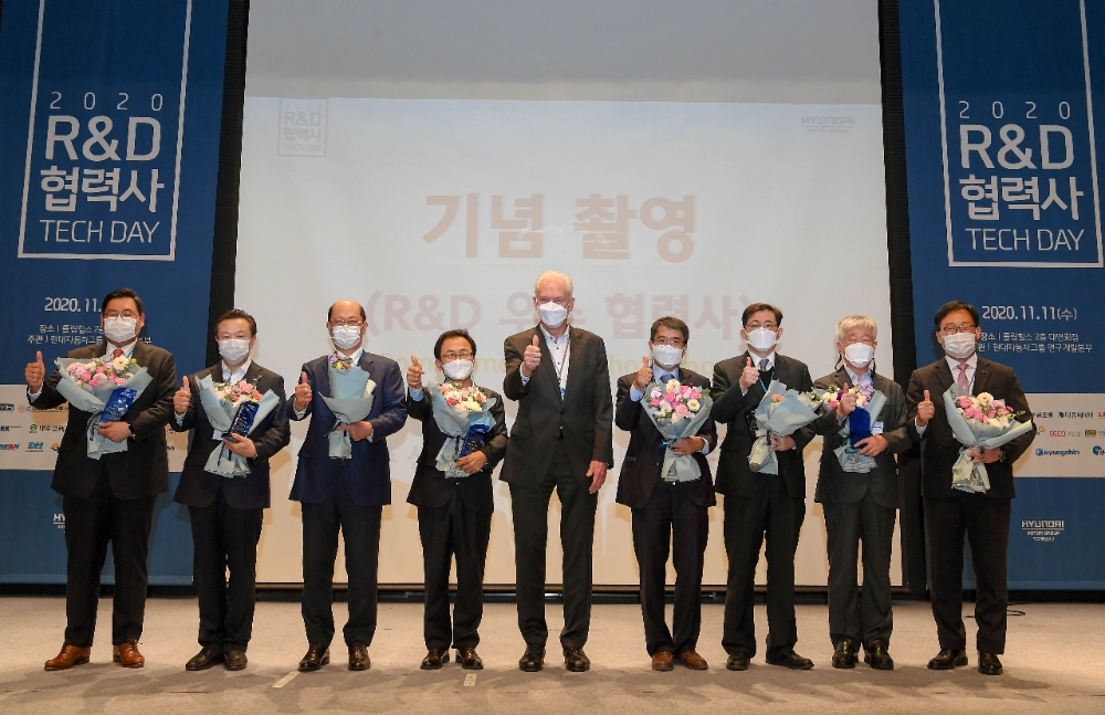 (왼쪽부터) 대한솔루션 권충호 사장, 경신 황정렬 사장, 대철 엄경록 사장, 대동도어 임계택 사장, 현대·기아자동차 연구개발본부 본부장 알버트 비어만 사장, 에스엘 박흔철 부사장, 한국단자 이원준 사장, 두원공조 성기천 사장이 기념촬영을 하는 모습.(사진=현대자동차)