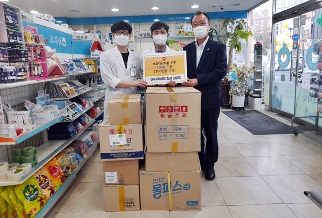 11월 12일 진주시약사회서 구급함 등 의약품을 기부하고 기념촬영.(사진제공=한국법무보호복지공단경남서부지소)