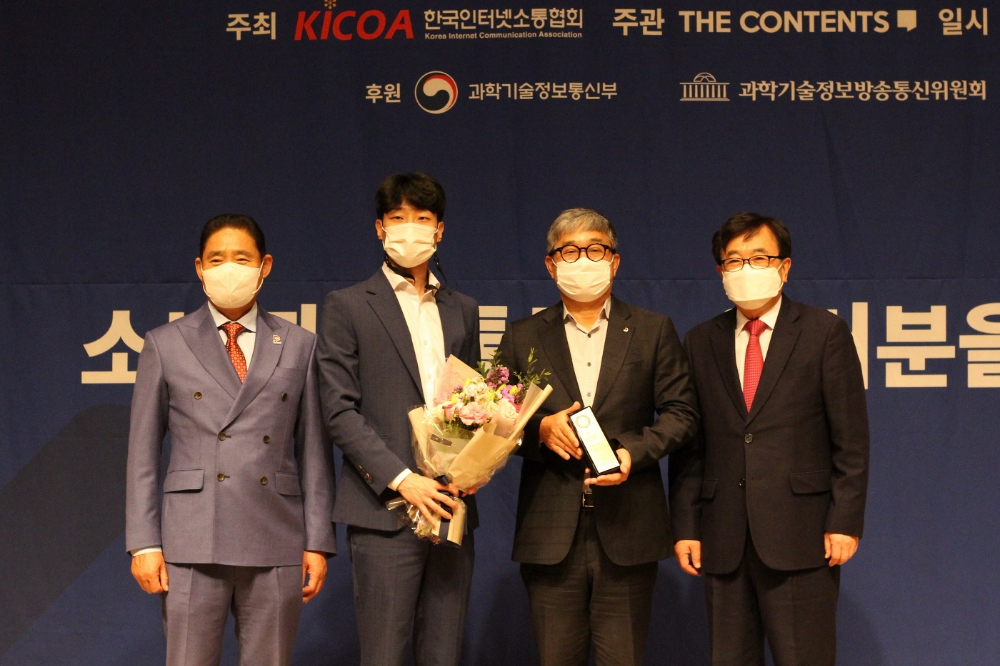 대우건설이 지난 11일 프레스센터에서 열린 '제13회 대한민국소통어워즈'에서 건설/아파트브랜드 부문 인터넷소통대상·소셜미디어대상을 수상했다.(사진=대우건설)