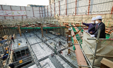 13일 서울 구로구 ‘나라키움 구로 복합관사’ 현장에서 문성유 캠코 사장(사진 오른쪽 첫번째)이 건설사업관리단 관계자와 함께 겨울철 대비 ‘특별 안전점검’을 실시하고 있다. 사진=캠코