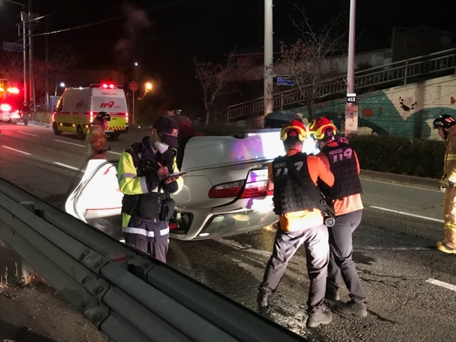 그랜저차량 전복.(사진제공=부산경찰청)