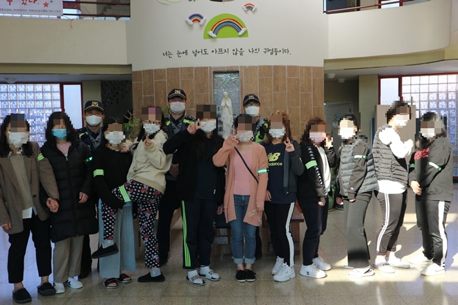 여성의 집에서 생활하는 청소년들을 위해 마스크와 야광밴드를 전달하고 기념촬영.(사진제공=창원서부경찰서)