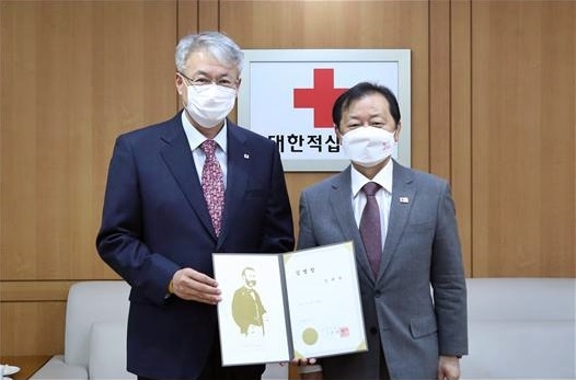 11월 16일 서울 중구 대한적십자사 서울사무소에서 신희영 회장(사진 오른쪽)이 제25대 김태광 사무총장(사진 왼쪽)에게 임명장을 수여하고 기념촬영.(사진제공=대한적십자사)