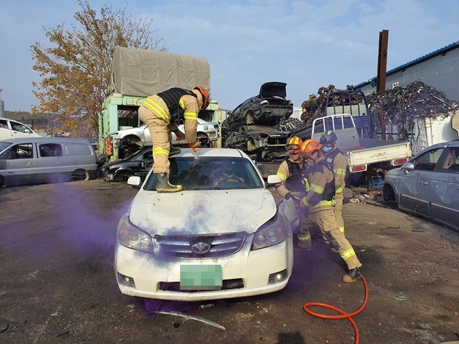 119구조대원들이 17일 오전 울주군 덕하폐차장에서 교통사고 대비 인명구조훈련을 하고 있다.(사진제공=울산 온산소방서)
