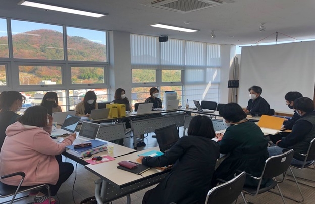 사업평가 및 결과보고서를 준비하는 참여기관 사회복지사들.(사진제공=한국한부모가족복지시설협회 부경지회