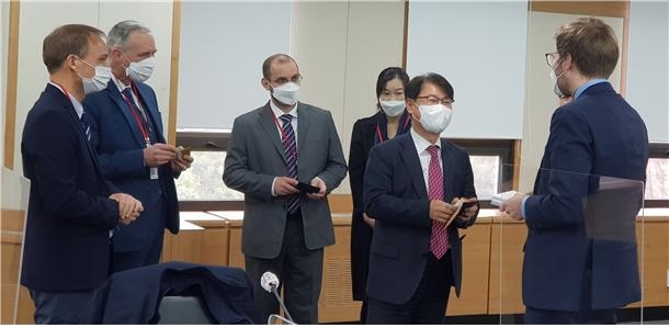 강성국 법무실장(오른쪽 두 번째)이 20일 정부과천청사에서 열린 「독일 통일 30주년 기념 법무부-독일재단 합동 간담회」에 앞서 토마스 요시무라 콘라드 아데나워재단 한국사무소장(왼쪽 세 번째), 크리스티안 탁스 프리드리히 나우만재단 한국사무소장(왼쪽 두 번째), 헤닝 에프너 프리드리히 에버트재단 한국사무소장(왼쪽 첫 번째) 및 관계자들과 환담을 나누고 있다.(사진제공=법무부)