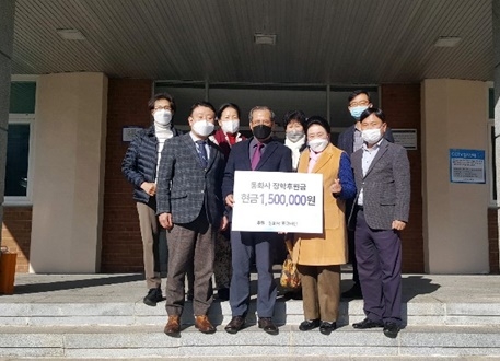 동화사 포교사단이 대구소년원에 장학금 150만 원을 전달하고 기념촬영.(사진제공=대구소년원)