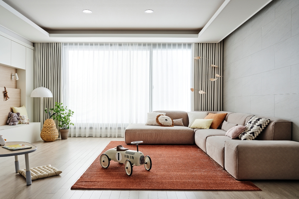 한샘 패브릭으로 꾸민 거실 모습, △지오(화이트)속커튼 △타코마(화이트) 생활암막커튼 △루나(브릭오렌지)러그 사용 이미지.(사진=한샘)