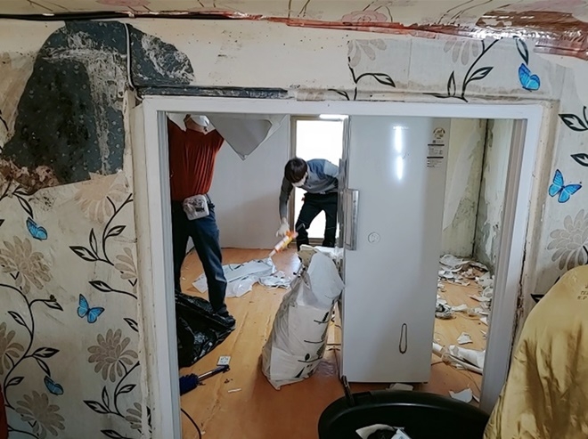 주거환경개선작업을 하고 있다. (사진제공=평택준법지원센터)