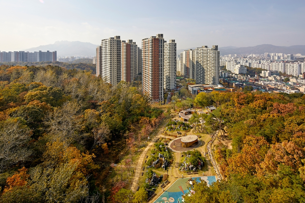 e편한세상 신곡포레스타뷰는 추동공원 산책로와 연결되어 있어 공원을 집 앞 정원처럼 이용할 수 있다.(사진=대림산업)