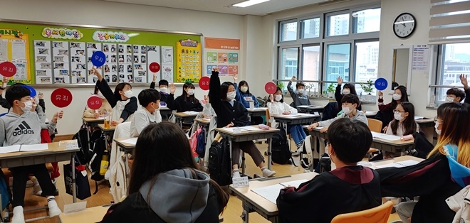 찾아가는 법체험(양현초)프로그램을 진행하고 있다.(사진제공=전주청소년꿈키움센터)