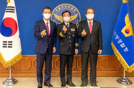 25일 서울지방경찰청에서 정일문 한국투자증권 사장(사진 왼쪽)과 장하연 서울지방경찰청장(중앙), 이제훈 초록우산어린이재단 회장(오른쪽)이 범죄피해 위기가정 아동을 돕는 기부금 전달식을 갖고 기념촬영을 하고 있다. 사진=한국투자증권