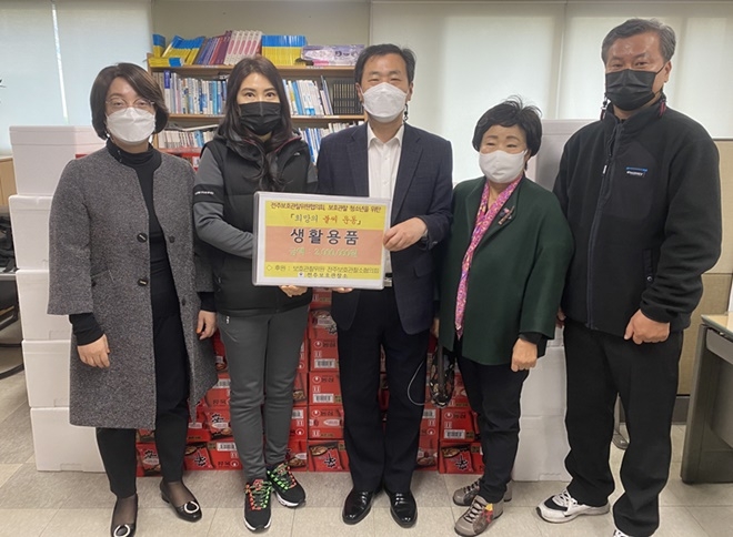 전주보호관찰소협의회가 식료품 등을 기증하고 기념촬영.(사진제공=전주준법지원세터)