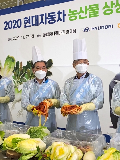 농협경제지주는 27일 농협유통 양재점에서 김장철 무, 배추 소비촉진을 위한 현대자동차의 상생후원금(2억원) 전달식을 개최했다. 농협경제지주 장철훈 농업경제대표이사(오른쪽)와 장재훈 현대자동차 부사장이 직접 담근 김장을 선보이고 있다. 사진=농협경제지주