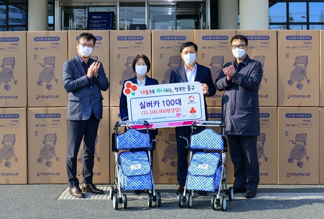 현대일렉트릭과 현대건설기계가 27일(금) 동구청에 실버카 100대를 기증하고 김미경 동구 부구청장(왼쪽에서 두 번째), 현대건설기계 박호석 상무(오른쪽 두 번째), 현대일렉트릭 정재웅 부장(오른쪽 첫 번째)이 기념촬영.(사진제공=현대중공업)