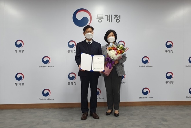 부산시여성인력개발센터협의회로부터 여성재취업 기회제공에 대한 공로로 표창장을 받고 기념촬영.(사진제공=동남지방통계청)