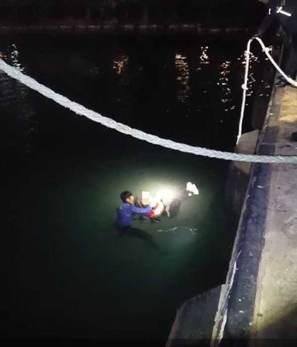 익수자를 구조하고 있는 해경.(사진제공=부산해양경찰서)