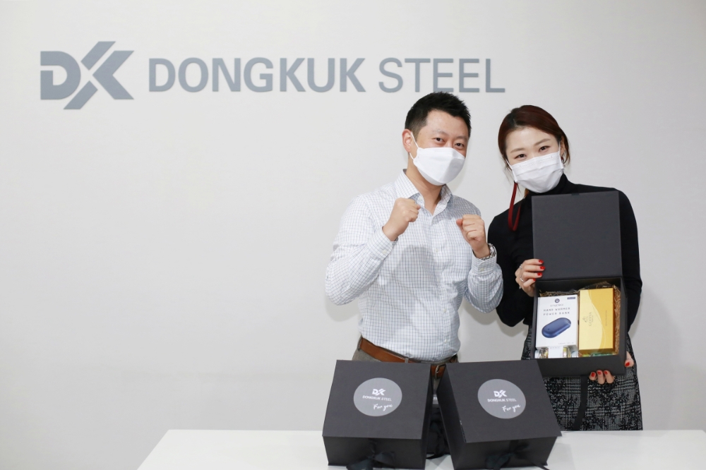 동국제강 직원들이 임직원 수험생 자녀에게 전달할 응원 선물 세트를 들고 기념 촬영을 하고 있다.(사진=동국제강)