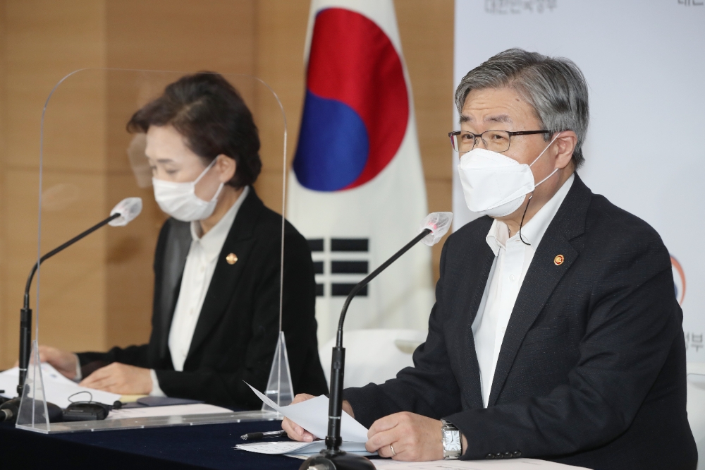 김현미 국토교통부 장관과 이재갑 고용노동부 장관이 12일 정부 서울청사에서 택배기사 과로방지 대책을 발표하고 있다.(사진=연합뉴스)