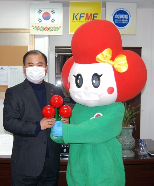 양대복 경남도소상공인연합회장이 30일 사랑의열매 달기에 동참하고 있다.(사진제공=경남사랑의열매)