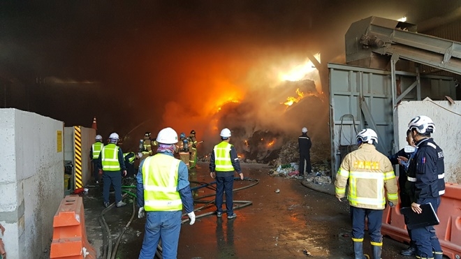 11월 30일 낮 12시 54분경 울산 울주군 온산읍 당월리 폐기물업체 보관창고서 불.(사진제공=울산소방본부)