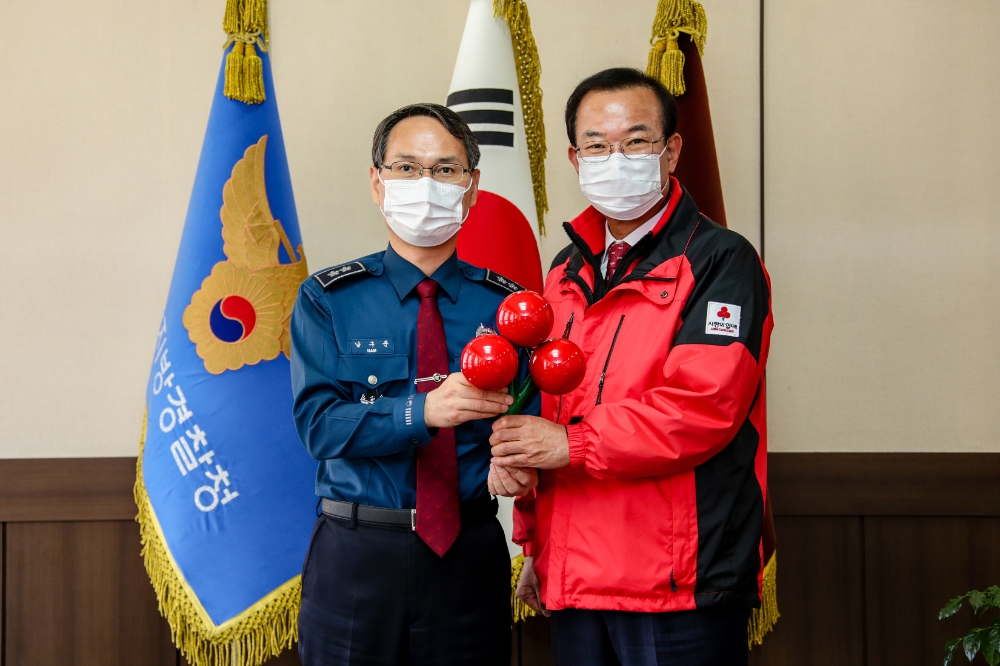 남구준 경남경찰청장과 강기철 경남사회복지공동모금회장이 12월 1일 사랑의열매 달기 릴레이 캠페인을 갖고 기념촬영.(사진제공=경남경찰청)