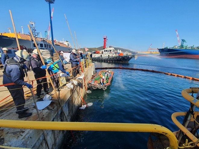 방제훈련 모습.(사진제공=울산해양경찰서)