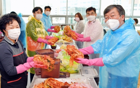 aT 이기우 수급이사, 소외계층에 김장 언택트 전달