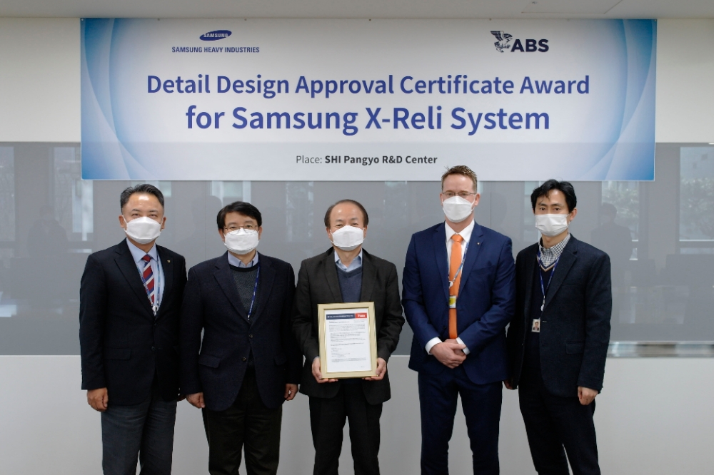 왼쪽부터 전현부기 ABS 본부장, 이동연 삼성중공업 에너지플랜트연구센터장(상무), 심용래 삼성중공업 조선해양연구소장(상무), 대런 레스코스키 ABS 사업개발 임원, 장해기 조선시추기술영업팀장(상무)이 재액화시스템 인증서 수여 행사를 기념하는 모습.(사진=삼성중공업)
