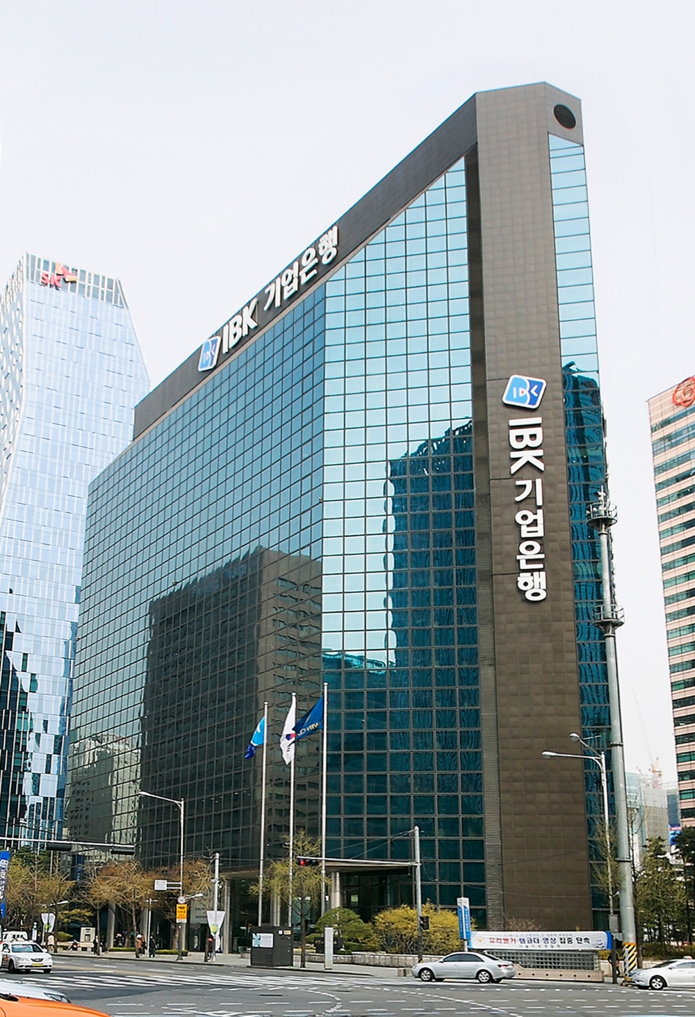 IBK기업은행, 중기 근로자 가족에 치료비 5억원 전달