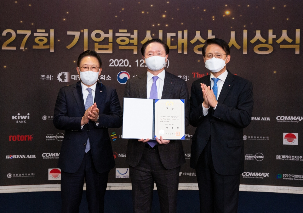 대한항공 정책기획담당 김승복 전무(좌측), 대한항공 우기홍 사장(가운데), 대한항공 화물사업본부장 엄재동 전무(우측)가 기념촬영을 하고 있는 모습.(사진=대한항공)